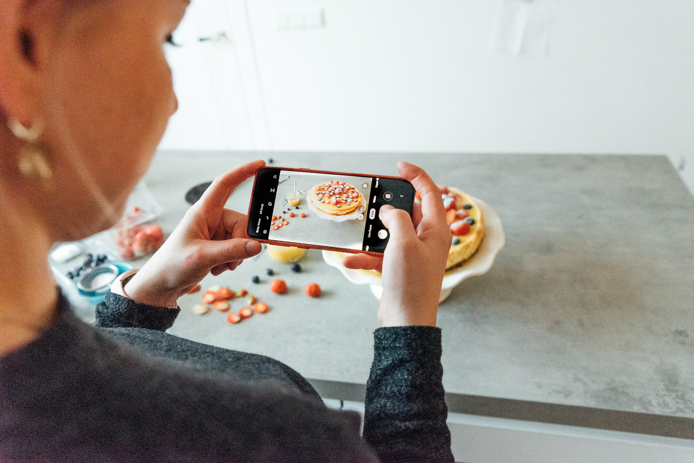 Eefje fotografeert een handgemaakte taart